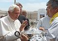  8 Giugno 2011 -  Il Santo Padre benedice la fiaccola del Pellegrinaggio Macerata-Loreto